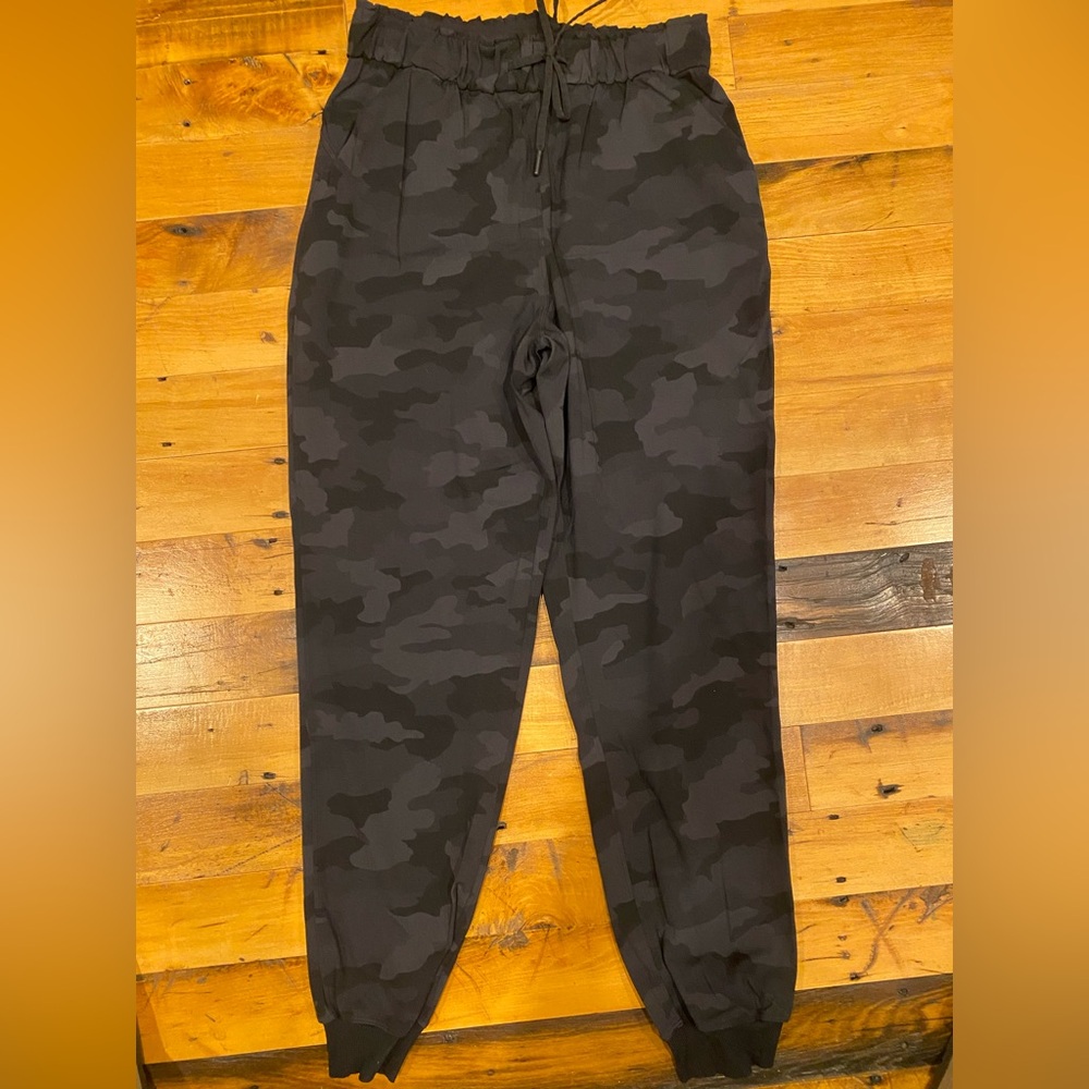 Lululemon High-Rise Jogger barely worn!!
